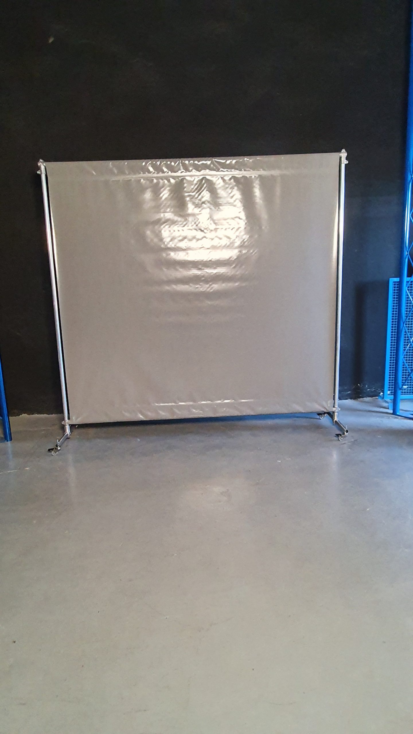 SOPORTE DESMONTABLE+LONA PVC GRIS - Imagen 2