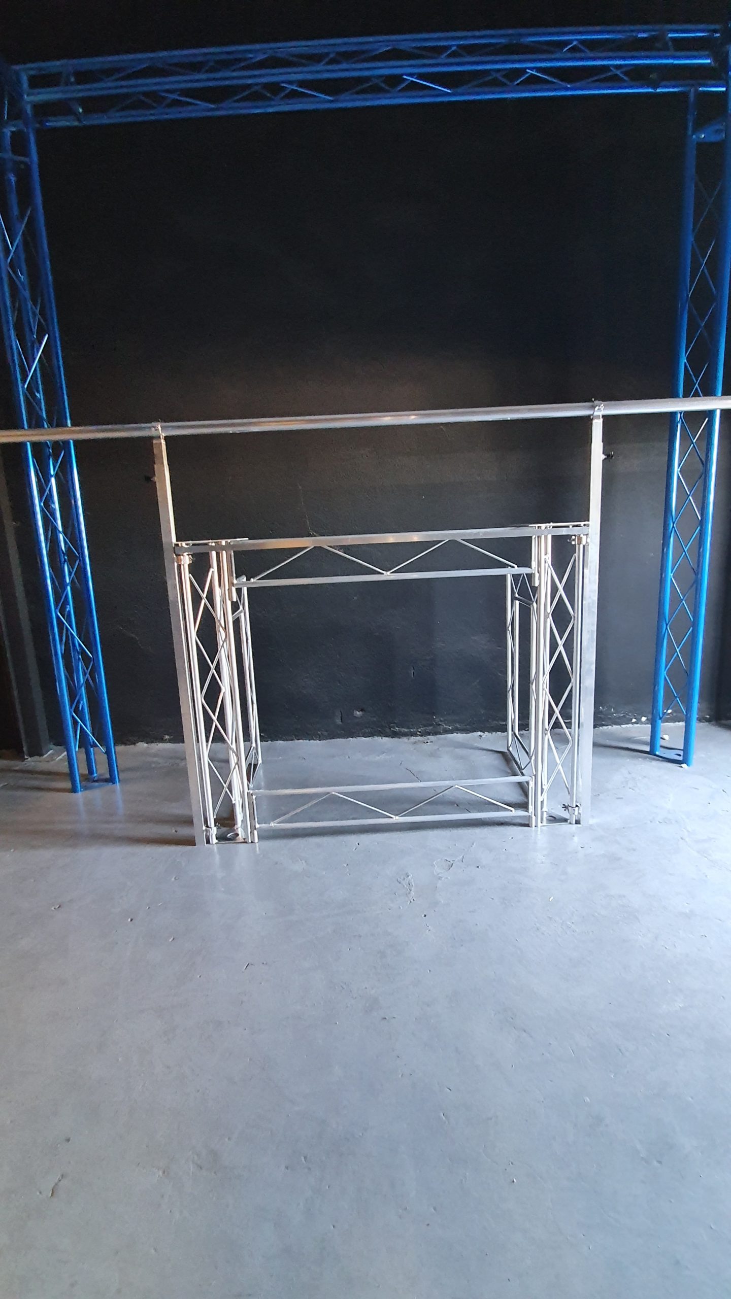 MESA DJ DESMONTABLE ALUMINIO 1400 ANCHO X1000 ALTO X700 FONDO+ CUELGUE DE ILUMINACIÓN - Imagen 3