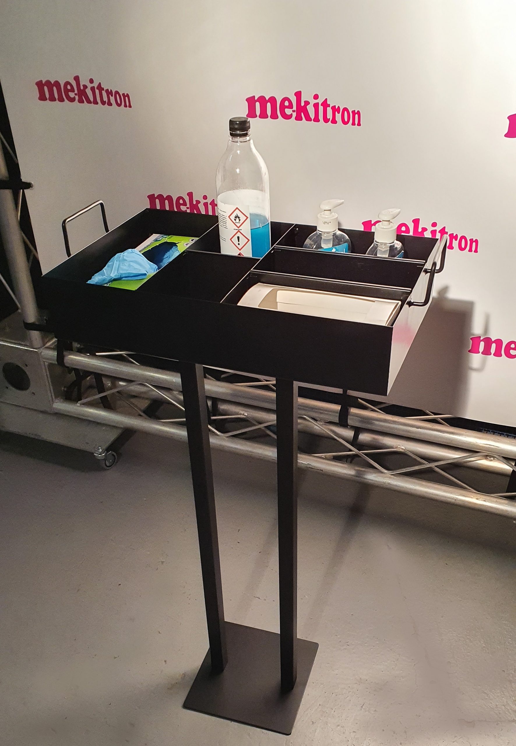 ORGANIZADOR, DISPENSADOR CON SOPORTE DE PIE